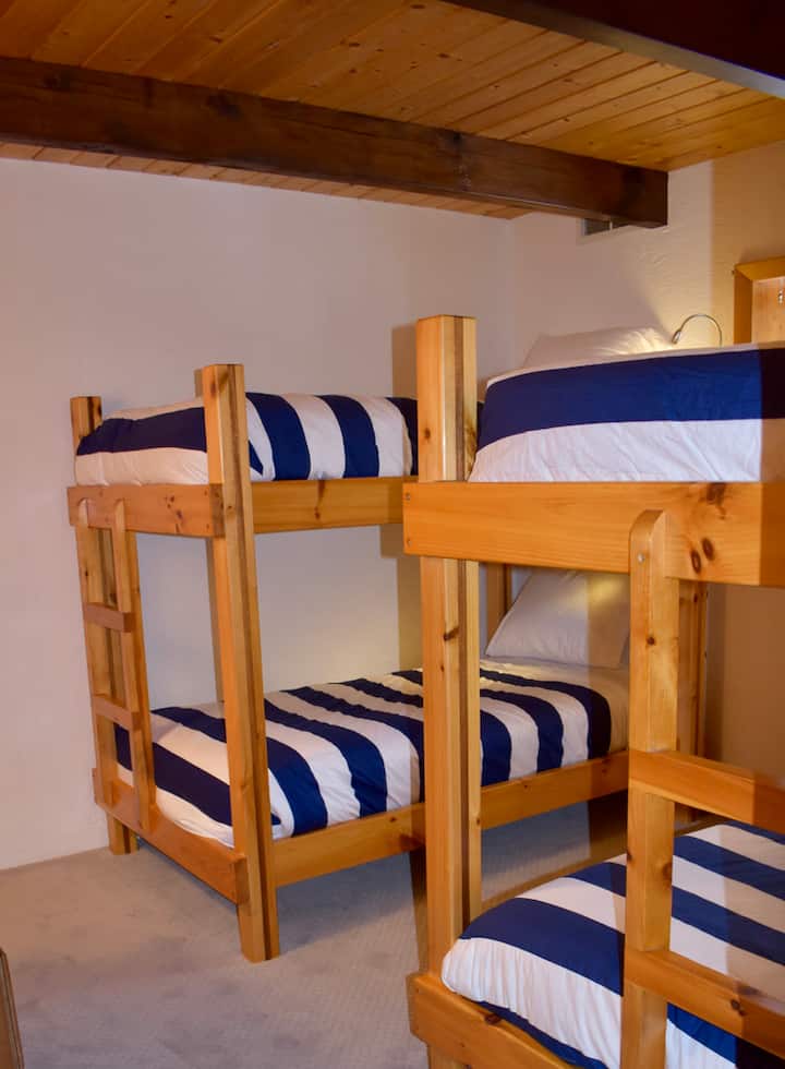 Соба на спрат со 4 кревета