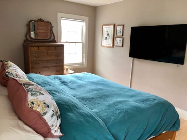 2米宽双人床和大电视