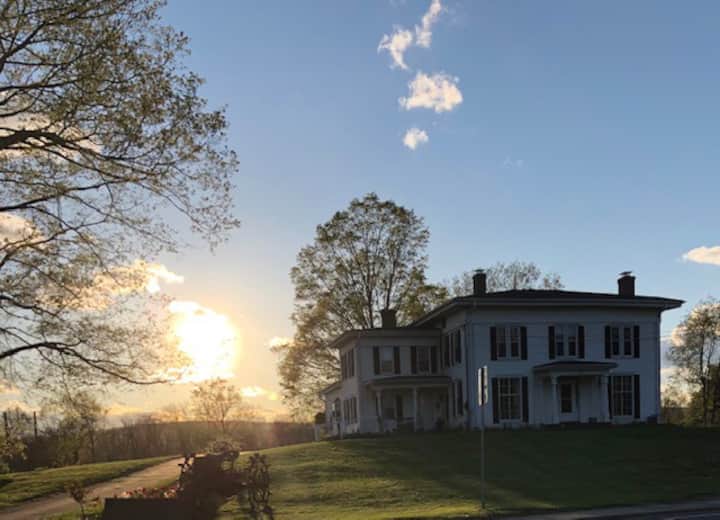 Private room in historic farmhouse on 10.5 acres 2 Houses for Rent in