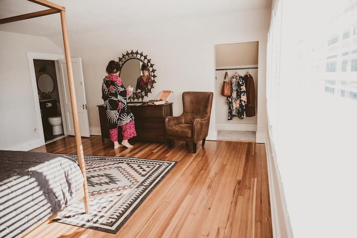 Bedroom #6- The master bedroom with VK Lake views