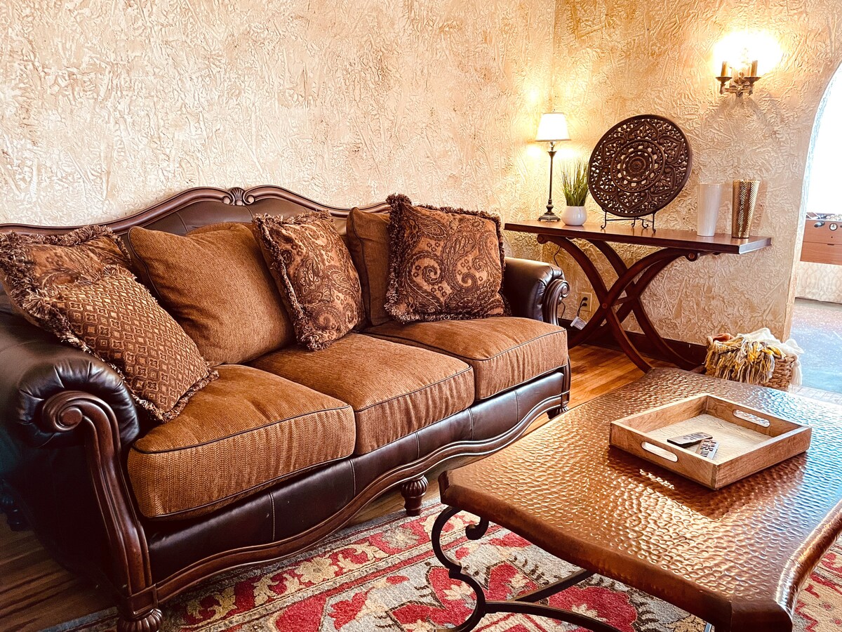 โซฟาขนาดใหญ่ที่สะดวกสบายใหญ่พอสำหรับคนที่จะนอนและสบายมากในคืนดูหนัง!