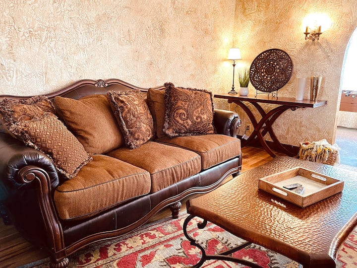 ¡Gran sofá cómodo lo suficientemente grande como para que alguien duerma y tan cómodo en una noche de cine!