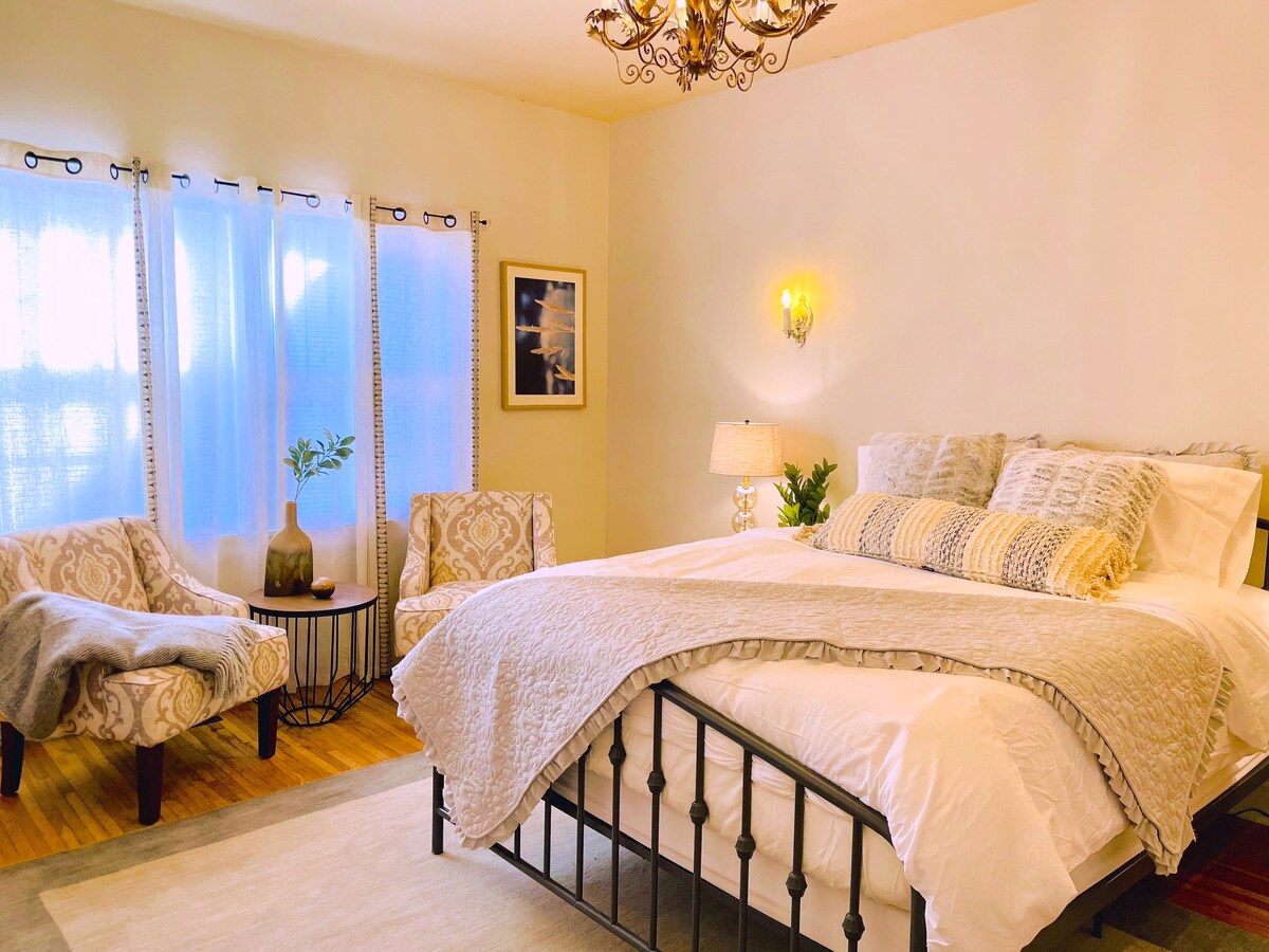 ห้องนอนที่สวยงาม! เตียงควีนไซส์พร้อมที่นอนบำบัดขนาด 15 นิ้วเครื่องนอนในโรงแรมหรูแสงวินเทจพื้นที่นั่งเล่นสมาร์ททีวีขนาด 40 นิ้วและอื่นๆผ่อนคลายและผ่อนคลาย