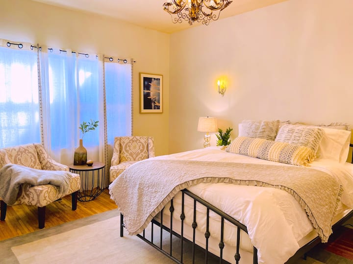 ¡IMPRESIONANTE DORMITORIO! Cama tamaño queen con un colchón terapéutico de 15pulgadas, ropa de cama de hotel de lujo, iluminación vintage y sala de estar, TV inteligente de 40 pulgadas y más. Relájate y relájate.