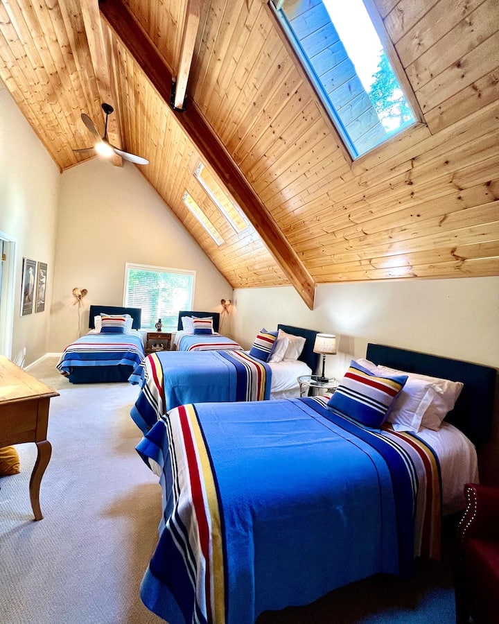 ห้องนอนสไตล์ลอฟท์พร้อมห้องน้ำในตัว