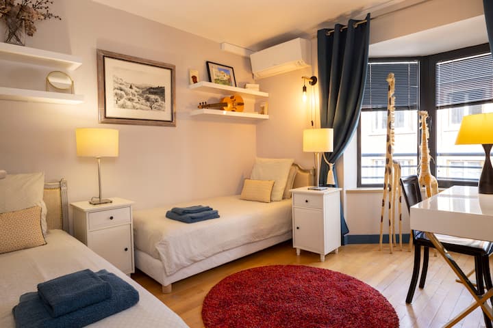 单人房。2张床可以装修成一张加大双人床