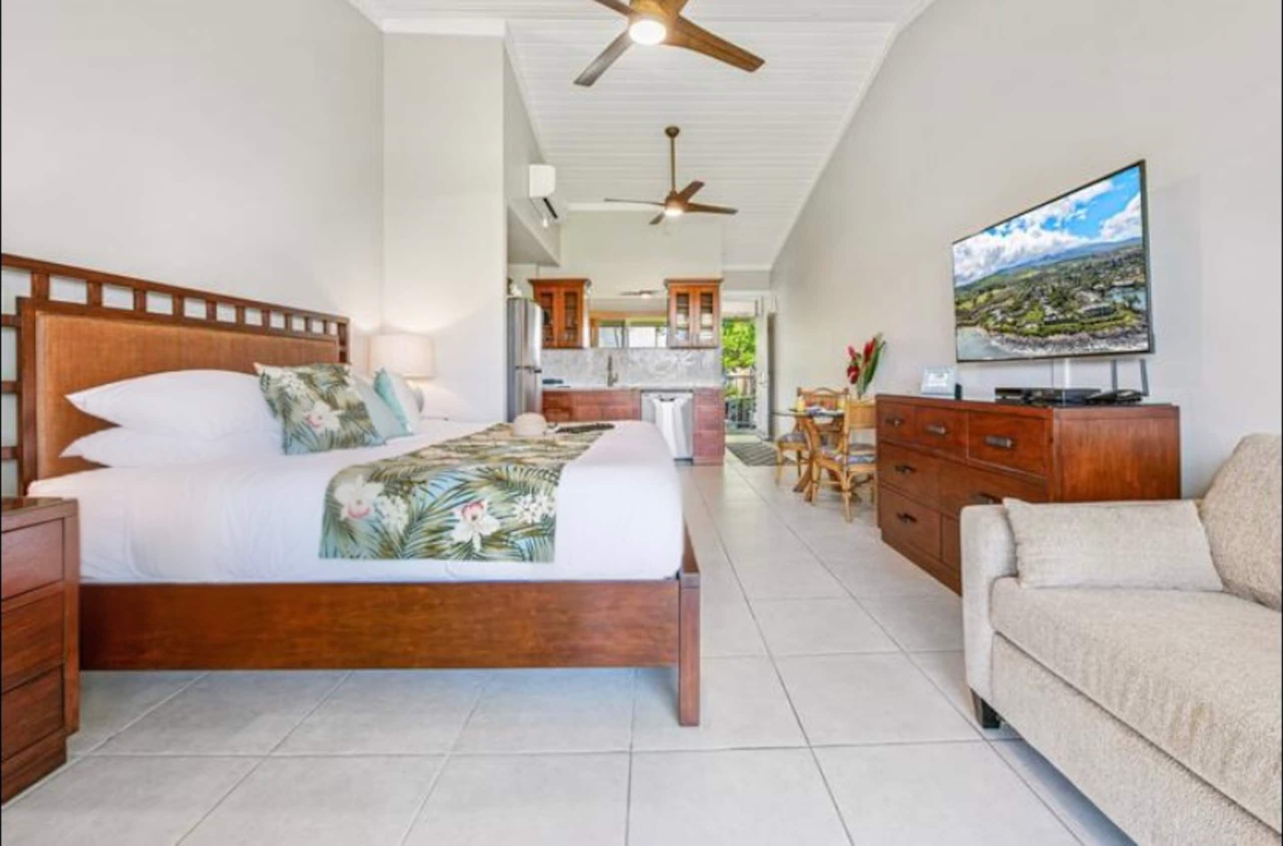 Condo in Lahaina · ★4.99 · Studio · 2 beds · 1 bath - Image 36
