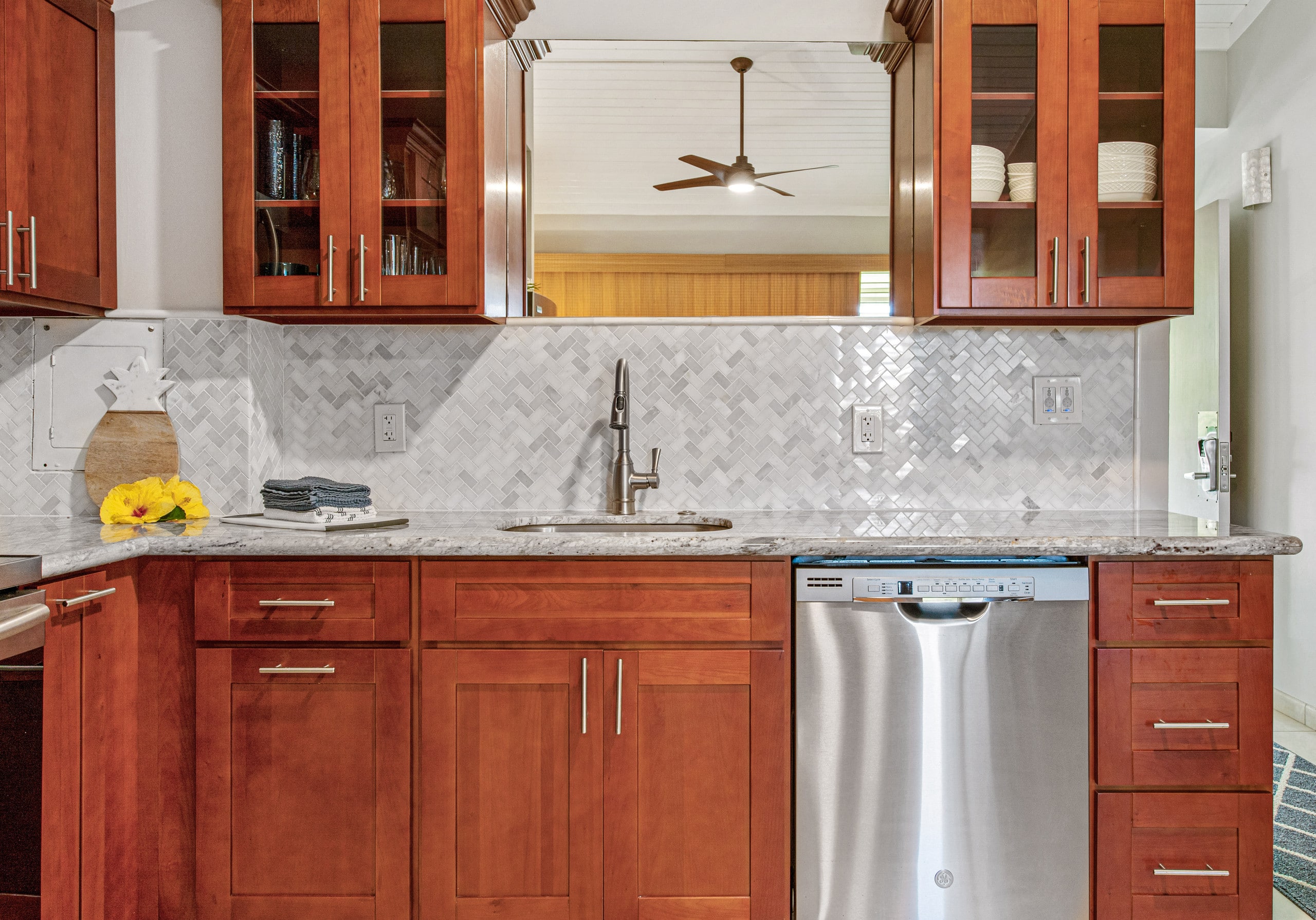 Condo in Lahaina · ★4.99 · Studio · 2 beds · 1 bath - Image 2