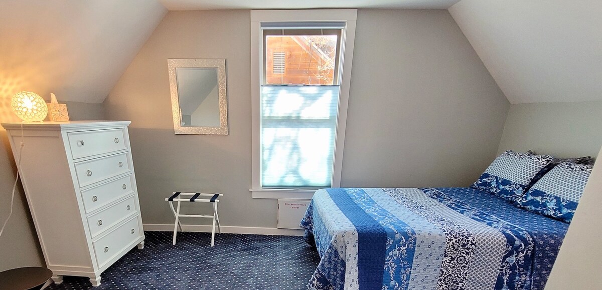 חדר שינה רביעי עם מיטה זוגית 