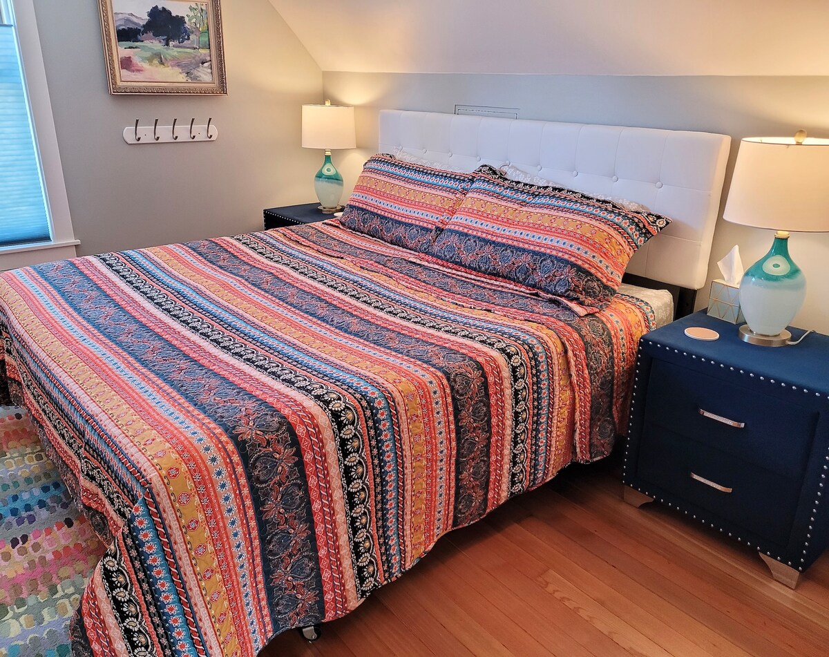 חדר שינה שלישי עם מיטת קינג סייז