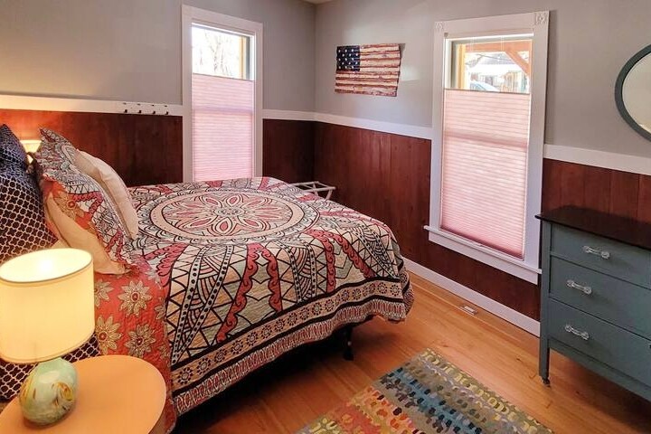 חדר שינה ראשון עם מיטת קווין