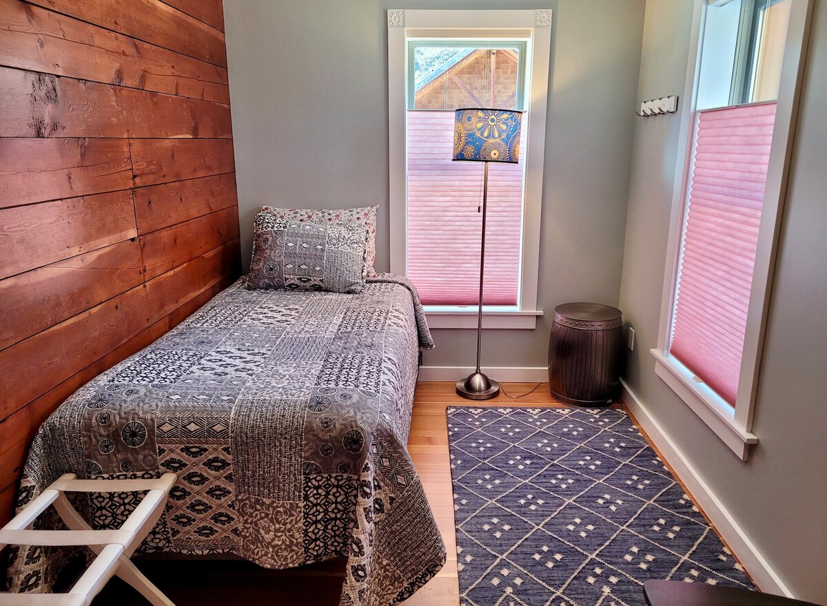 חדר שינה שני עם מיטה זוגית