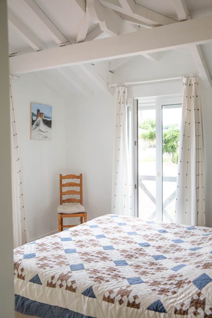 chumba cha kulala cha 3 , kitanda cha ukubwa wa kifalme sentimita 180 Uwezekano wa kutenganishwa katika vitanda 2 vya sentimita 90