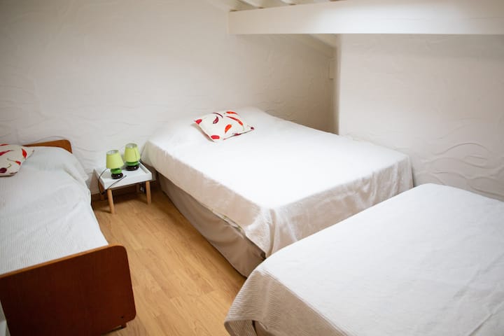 Chumba cha kulala cha mezzanine cha ghorofa ya 2, vitanda 2 sentimita 140 na kitanda 1 sentimita 90
