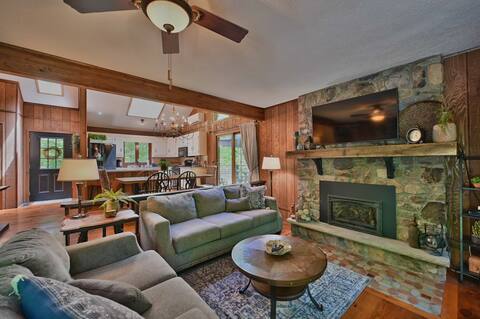 The Rustic Retreat in Big Bass Lake - Hot Tub