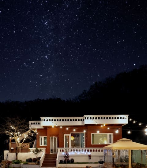 It is Eunhyundang, a single-family home where you can enjoy the outdoor bath with remodeled fireworks and outdoor baths.