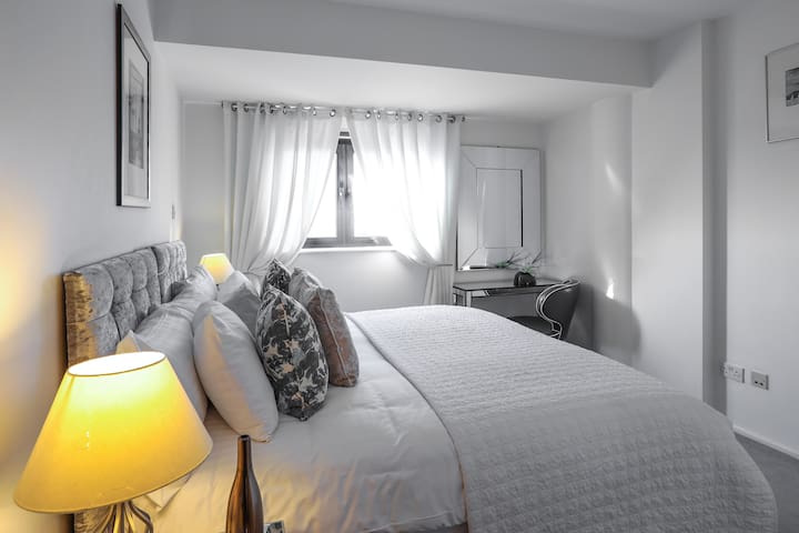 Spectacular 2 bed 2 bath in heart of Kensington. gallery image 5