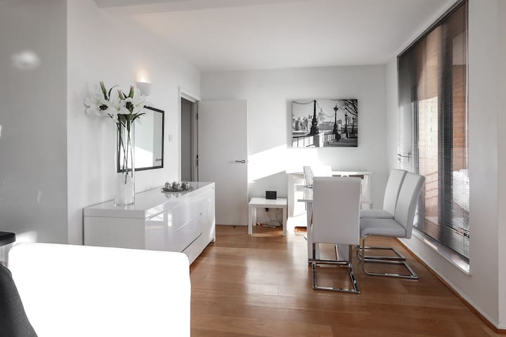 Spectacular 2 bed 2 bath in heart of Kensington. gallery image 4