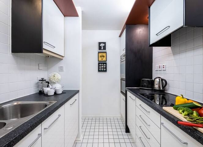 Cozy 2 bed with view in South Kensington & balcony gallery image 5