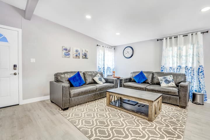 Retiro acogedor en la sala de estar: disfruta de un lujo relajado con dos sofás cama tamaño queen de cuero, una mesa de centro, TV y el deleite de los juegos de mesa, creando un espacio perfecto para el entretenimiento y la comodidad.