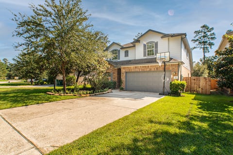 Amazing getaway in the Woodlands with Private Pool