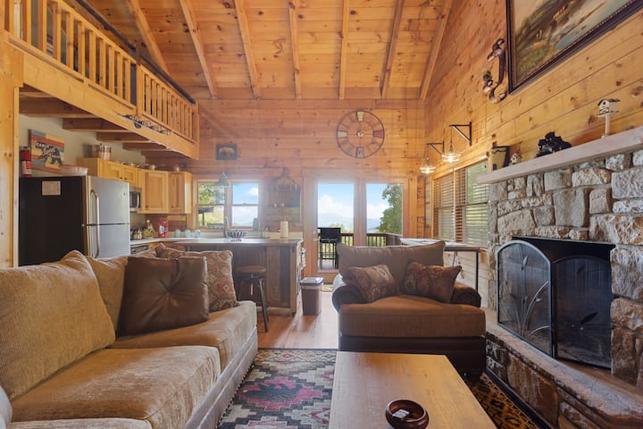 Comfy Mountain View Cabin With Fireplace - Maggie Valley, NC