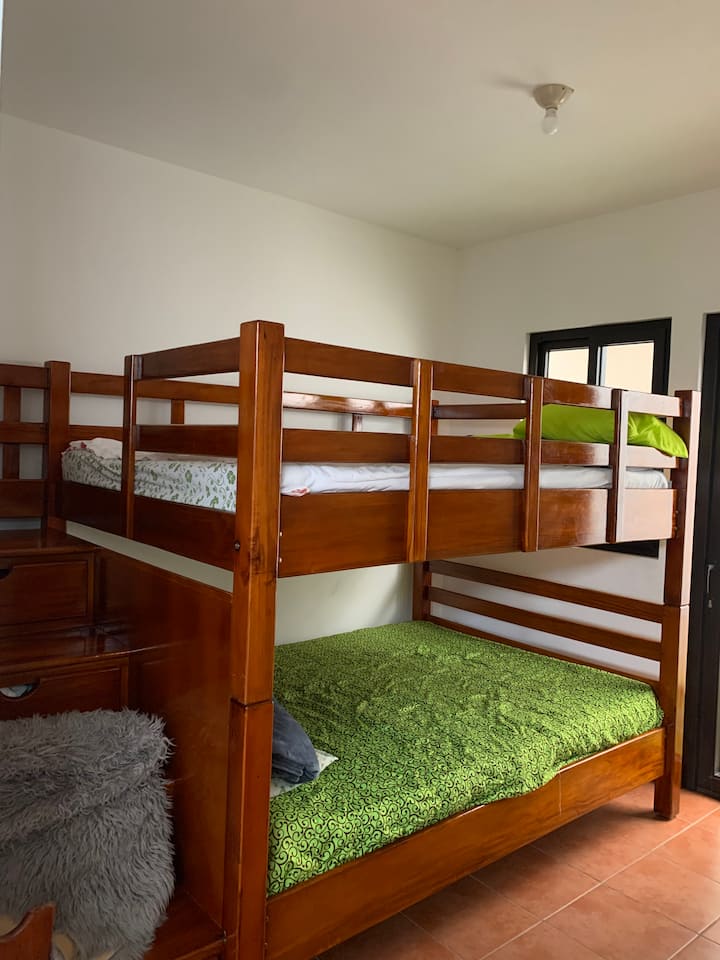 חדר בקומה הראשונה עם מיטת קומותיים ( מיטת קומותיים) עם שתי מיטות כפולות.