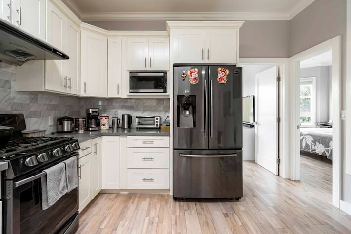 Cheerful 3 Bedroom Condo *mostly private in DT SF gallery image 3