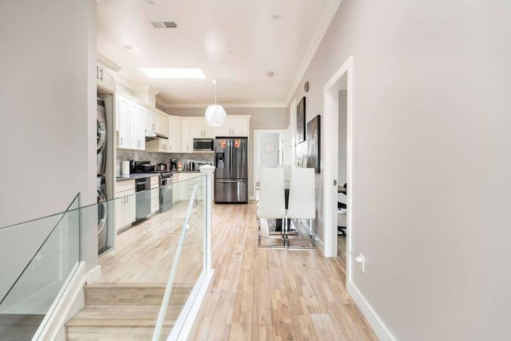 Cheerful 3 Bedroom Condo *mostly private in DT SF gallery image 4