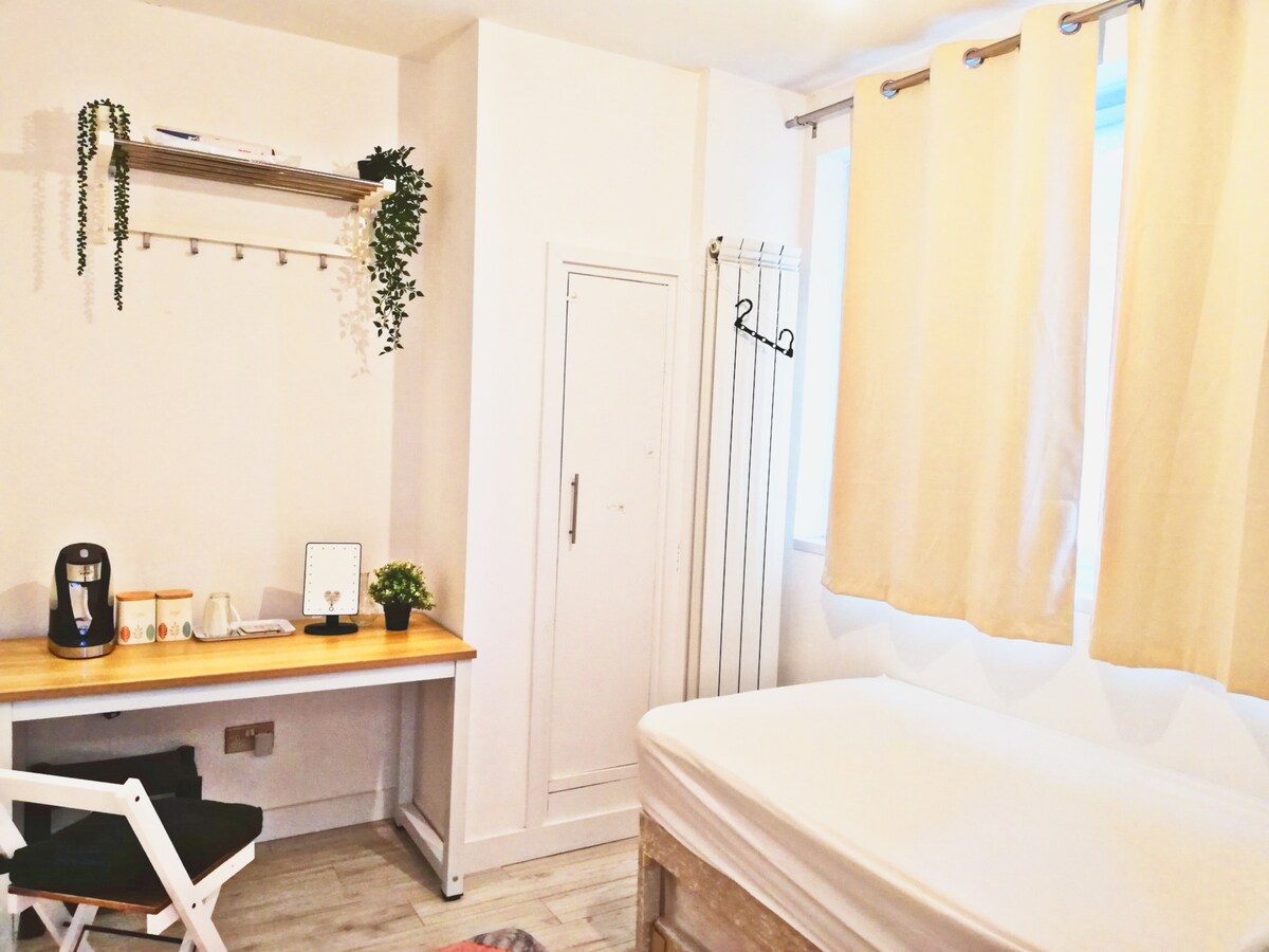 Direct Opposite Stepney Green Station 1 Bedroom Apartments for Rent