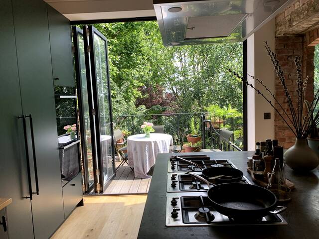 Gorgeous Hampstead family home and garden gallery image 4