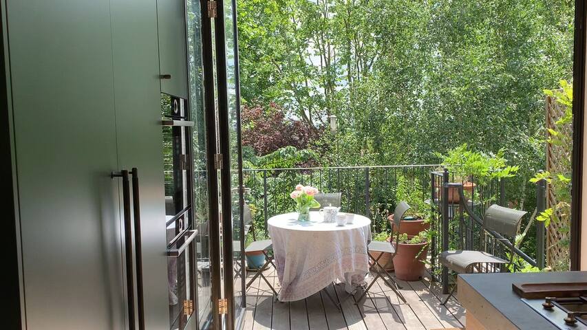 Gorgeous Hampstead family home and garden gallery image 3