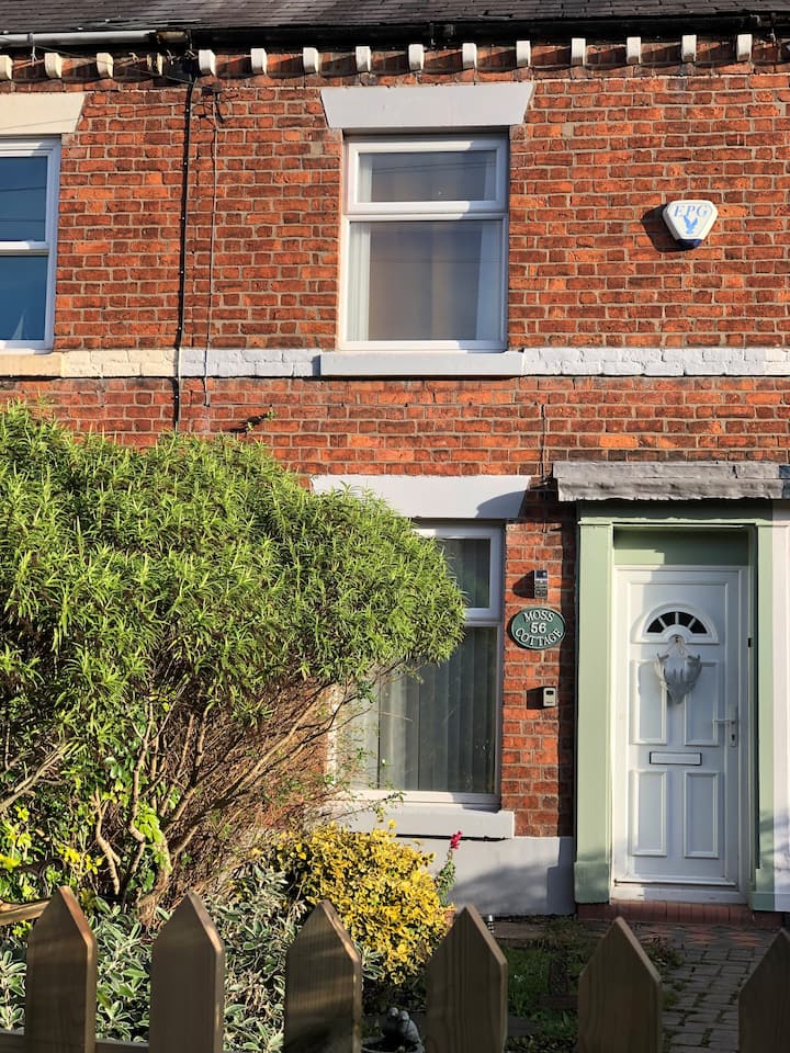 Moss Cottage Houses for Rent in Willaston, England, United Kingdom
