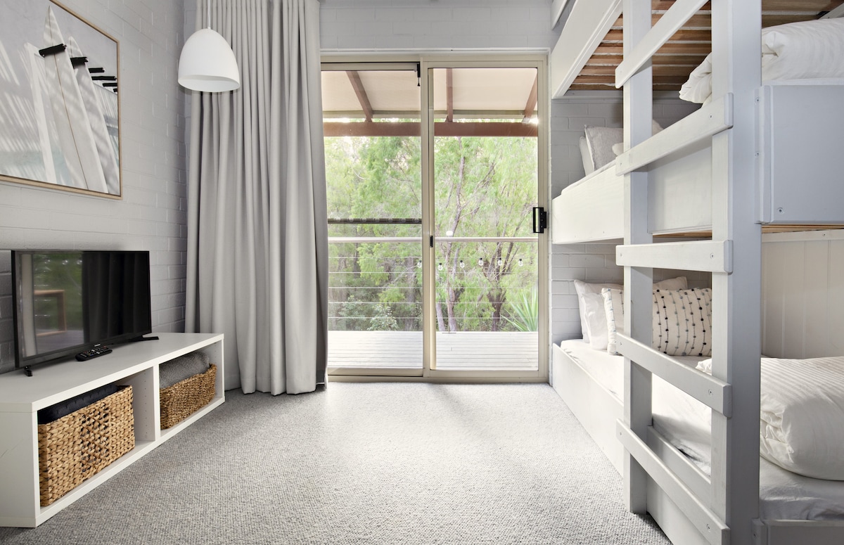 Kids and adults alike will love sleeping in the cosy built-in bunk beds.