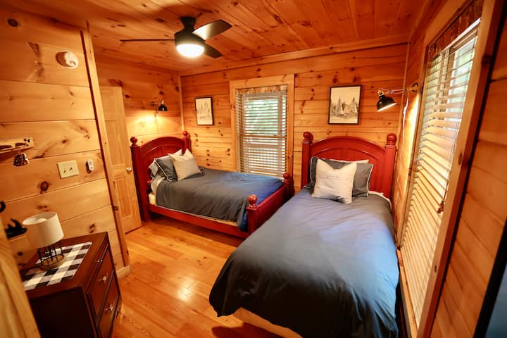 Dormitorio con camas individuales en el piso principal