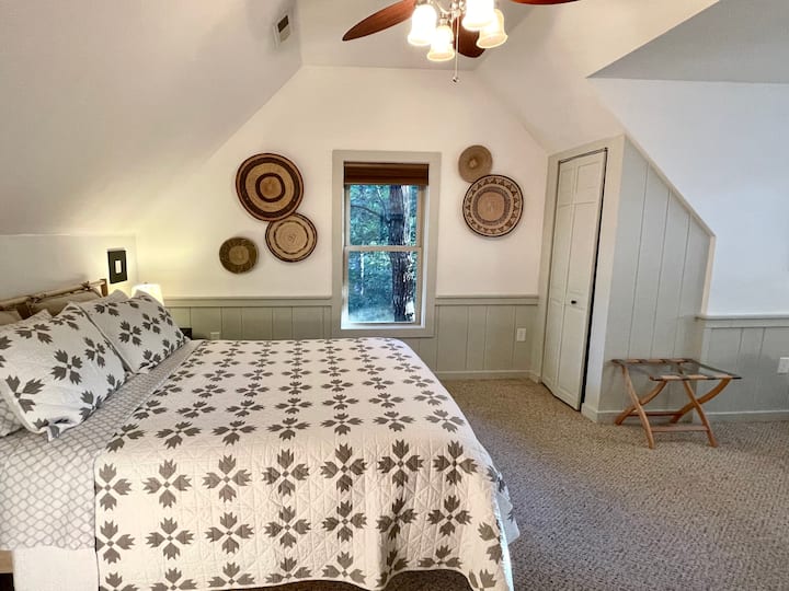 Dormitorio del segundo piso con cama tamaño queen