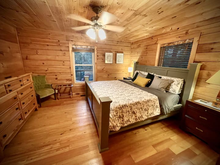 Dormitorio principal en la planta principal con cama tamaño king.