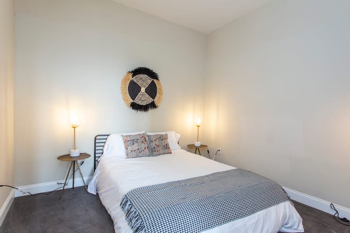 Chumba cha kulala kinachong 'aa, kizuri na kitanda cha ukubwa wa malkia. Tafadhali kumbuka, kwamba vyumba vya kulala havina madirisha lakini vina mwangaza wa kutosha kwa ajili ya starehe.
