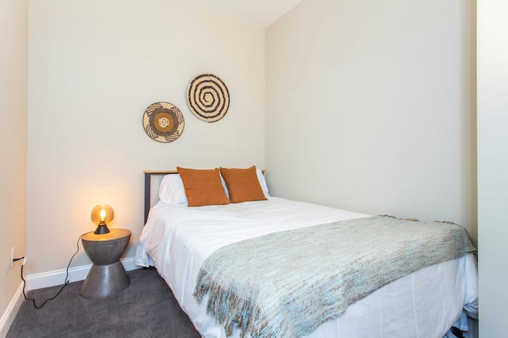 Kitanda cha ukubwa wa malkia. Tafadhali kumbuka kuwa vyumba vyote viwili vya kulala havina madirisha lakini vina mwangaza wa kutosha kwa ajili ya starehe.