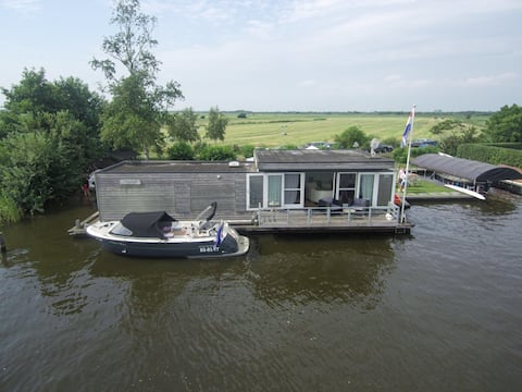 Luxury houseboat unique location Friesland Âlde Feanen