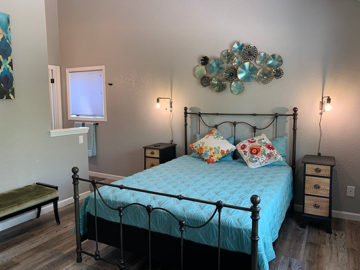 Chambre principale avec lit Queen.