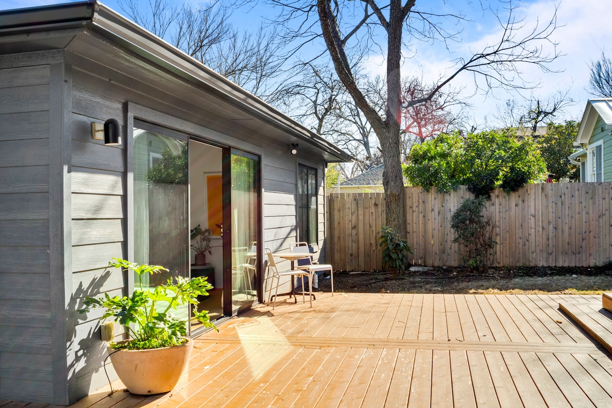 Private Backyard Guest House in Central Austin