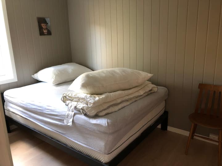 双人床卧室。包括床上用品。