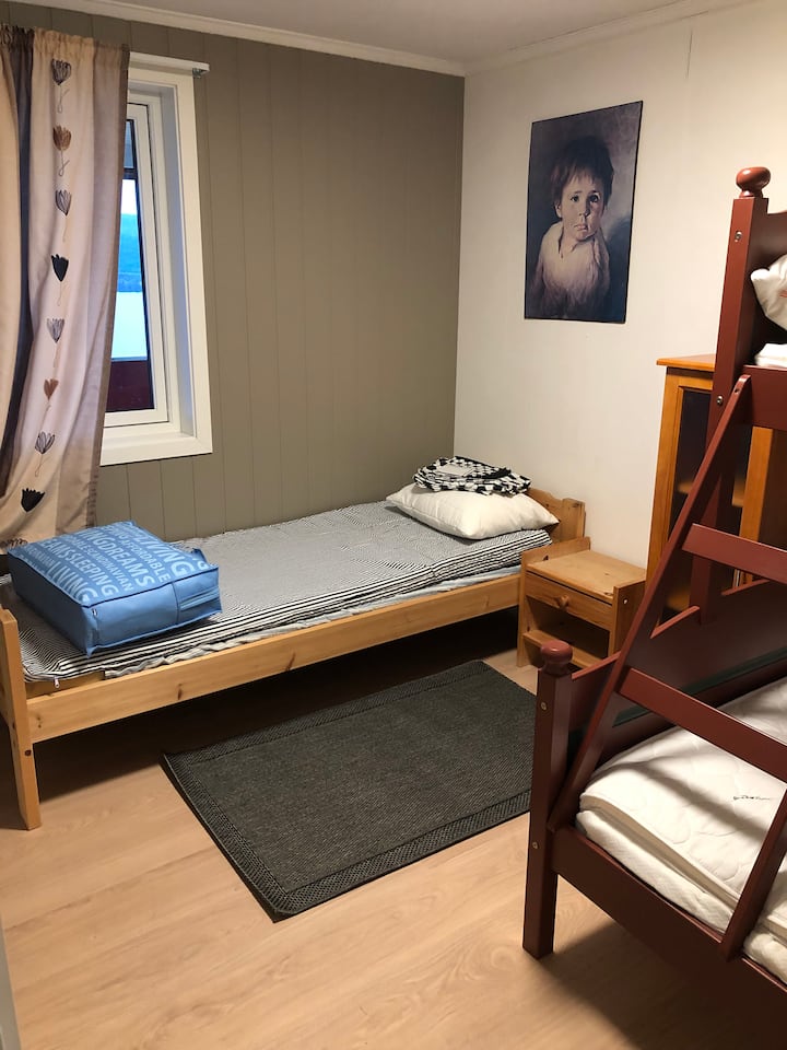 卧室可入住4人。