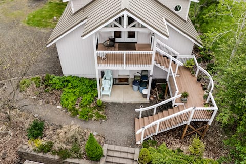 L&D North House, Waterfront Getaway, Jetted tub