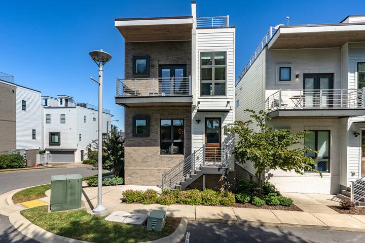 A11 – GULCH 4BR/4BA Bach Haven w/ Killer Rooftop gallery image 5