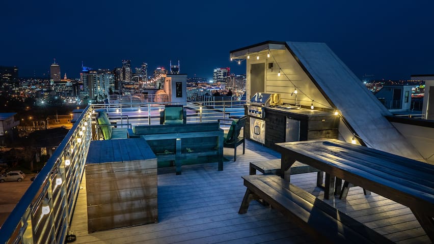 A11 – GULCH 4BR/4BA Bach Haven w/ Killer Rooftop