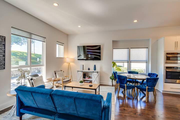 A11 – GULCH 4BR/4BA Bach Haven w/ Killer Rooftop gallery image 4