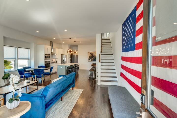 A11 – GULCH 4BR/4BA Bach Haven w/ Killer Rooftop gallery image 2