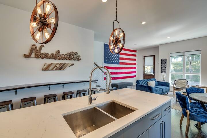 A11 – GULCH 4BR/4BA Bach Haven w/ Killer Rooftop gallery image 3